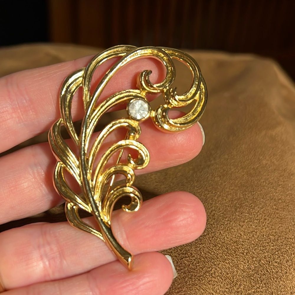 Avon Vintage Precious plume gold pin.
